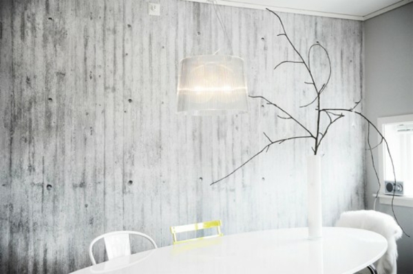 originelle betontapeten schlicht holz esstisch weiße stehlampe
