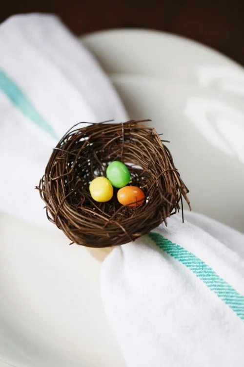 ostern coole deko serviettenring nest befestigen bonbons