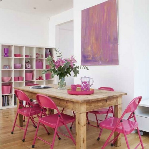 robust-tisch-rosa-lila-stühle