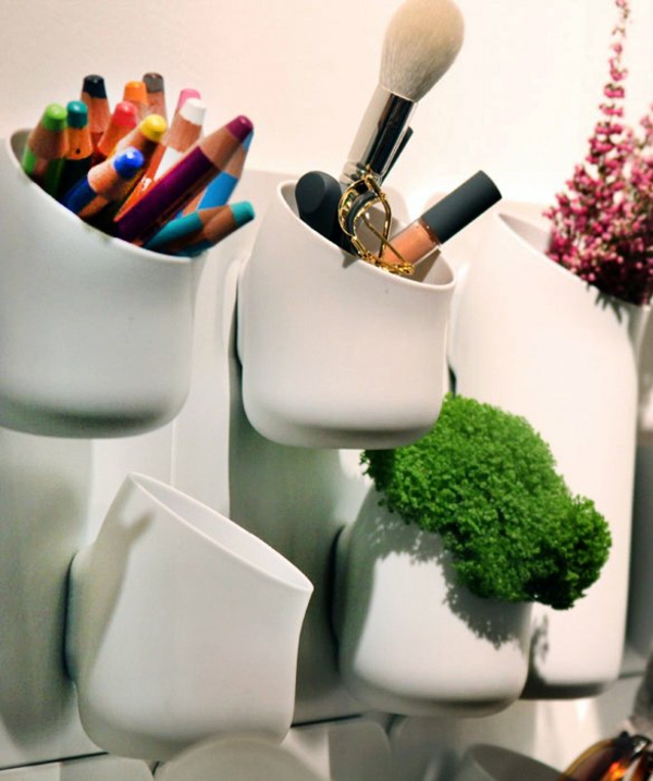 Schickes Ordnungssystem zu Hause an der Wand befestigt