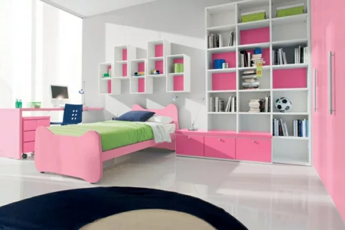 schlafzimmer wandregale weiß rosa ordnung bücher