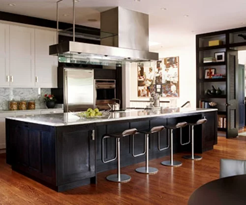 schwarz küchenarbeitsplatte stehstühle modern dunkel braun boden