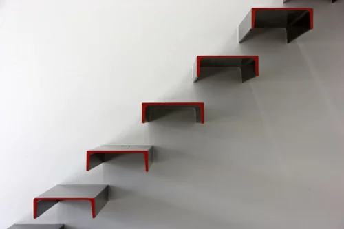 schickes interior design treppen grau rot schlicht form