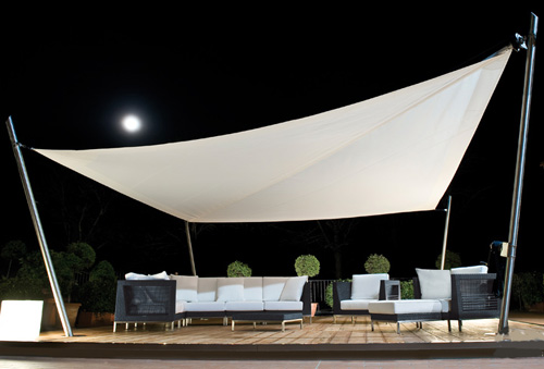 Sonnensegel im Hinterhof von Corradi - schützendes Design