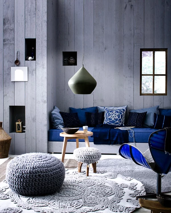 stilvolles interior in grau blau kontrast holz wand