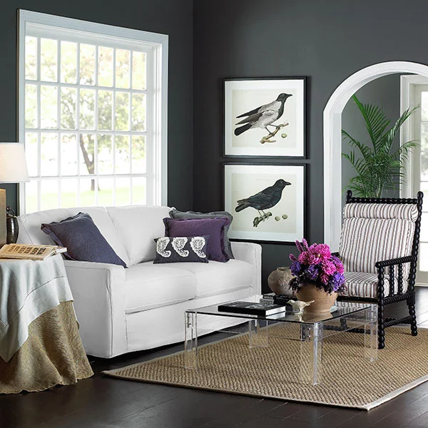 stilvollesn interior in grau weiß kontrast bilder vögel sofa