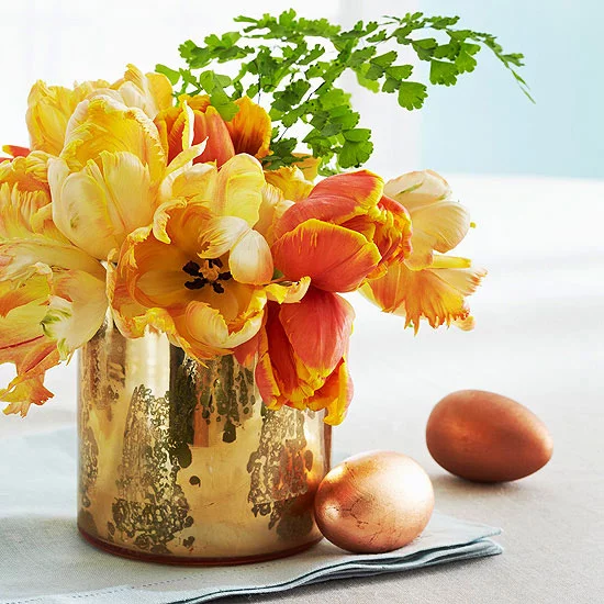 vase blumen ostereier vergoldet tulpen orange tischdeko