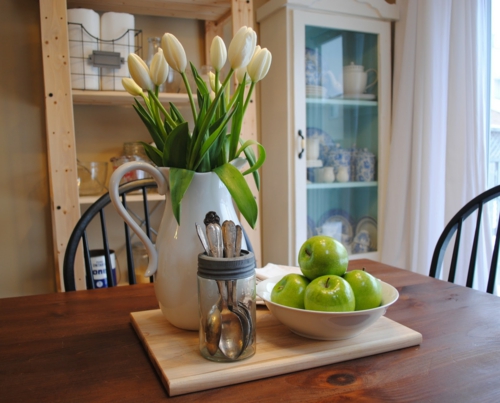 vase porzellan weiß tulpen grün apfel idee deko küchenbereich