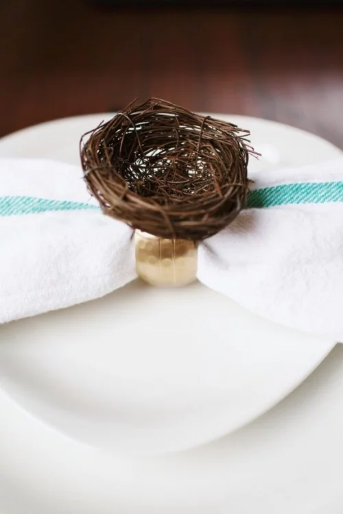 verzierung ostern serviettenring nest befestigen tischdeko
