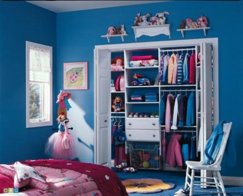 wandschrank im kinderzimmer organisieren dunkel blau wände
