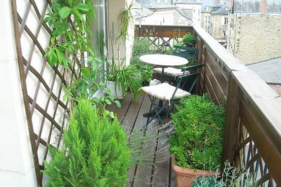 balkon neu gestalten blumentöpfe grün pflanzen gitter