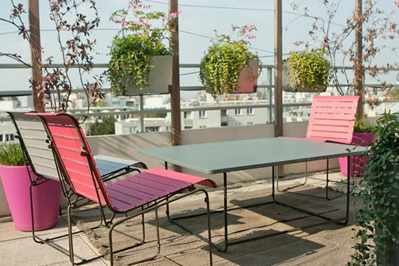 balkon neu gestalten blumentöpfe rosa stuhl tisch blick