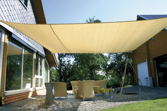 Balkon gestalten - genießen Sie die Sommertage im Schatten