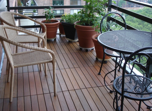balkon holzfliesen verlegen idee design originell metall stuhl
