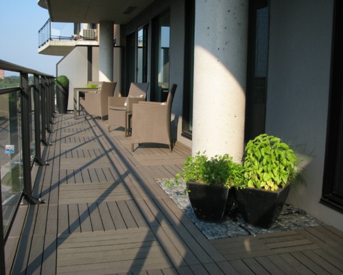 balkon holzfliesen verlegen idee design originell pflanzen