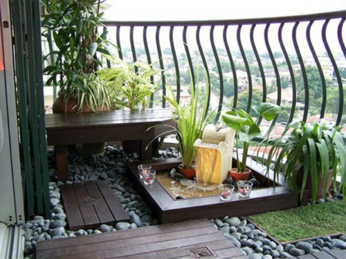 balkon pflanzen blumentopf praktisch geländer holzfliesen tisch