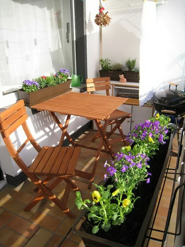 balkon pflanzen design ideen holz tisch lila blüten