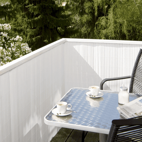 balkon sichtschutz aus bambus weiß tisch kaffee