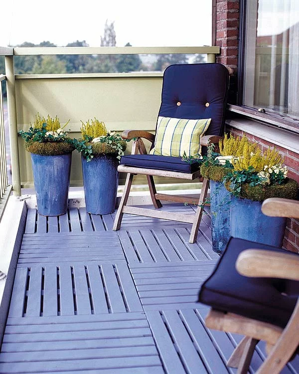 balkon pflanzen design ideen blaue akzente
