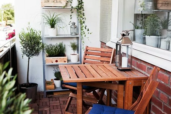 balkon pflanzen design ideen holz tisch stuhl
