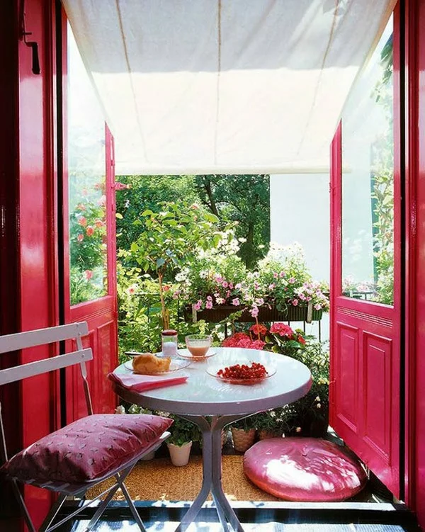 bequeme balkon designs ideen sitzecke rosa türen