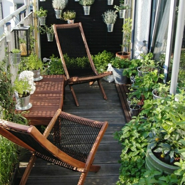 coole balkon bepflanzungsideen stühle holz design