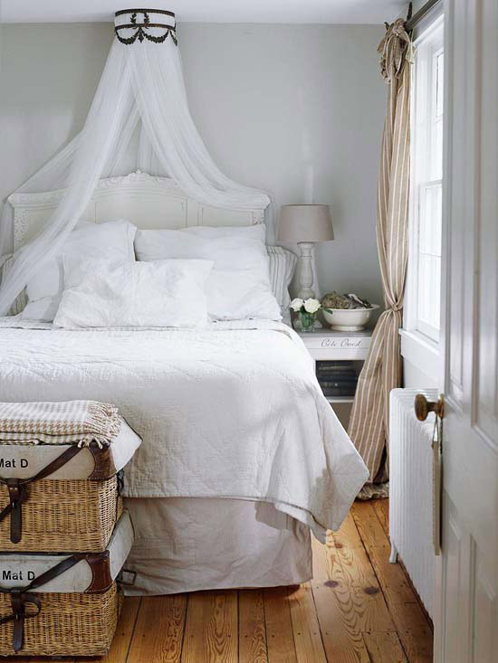coole deko in weiß schlafzimmer bett gardinen stehlampe