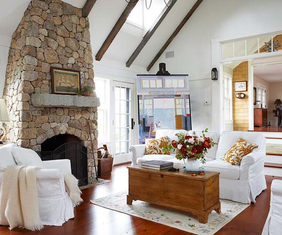 coole deko in weiß wohnzimmer kamin steine holztisch