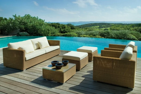 coole idee relax liege und sofa im garten pool