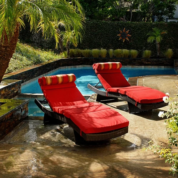 schöne idee relax liege und sofa im garten rote farben