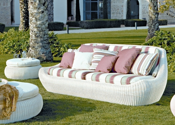 coole idee relax liege und sofa im garten weiß