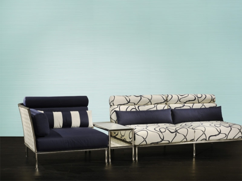 designer sofa blau weiß kissen streifen bank niedrig beistelltisch