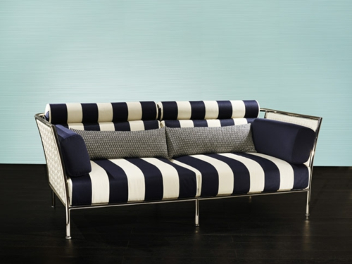 designer sofa blau weiß streifen sitzbank draußen