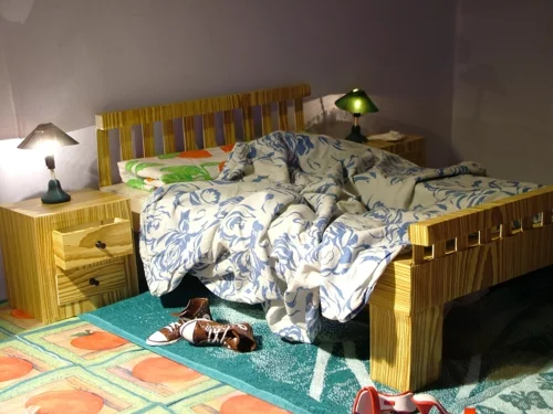 schlafzimmer idee holz nachttisch lagerung möglichkeit unter dem bett