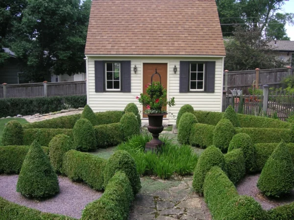 Gartenhäuser aus Holz gartenkunst busch grün laub 