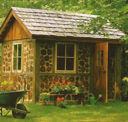 Gartenhäuser aus Holz - schönes und kompaktes Gartenhaus im Hinterhof