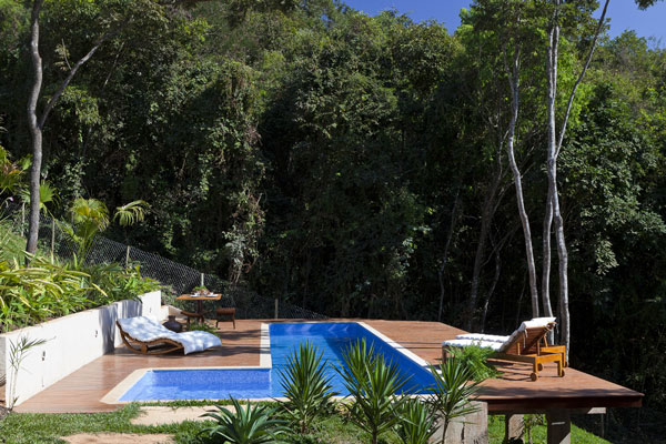 Helles jugendliches Haus in der felsigen Landschaft in Brasilien