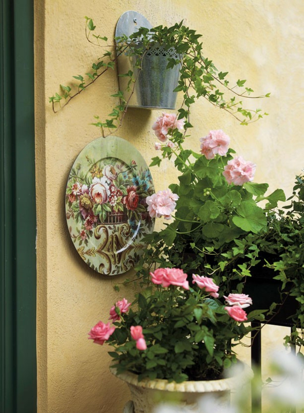 hängenden-garten-auf-balkon-gestalten-kleingarten-rosa
