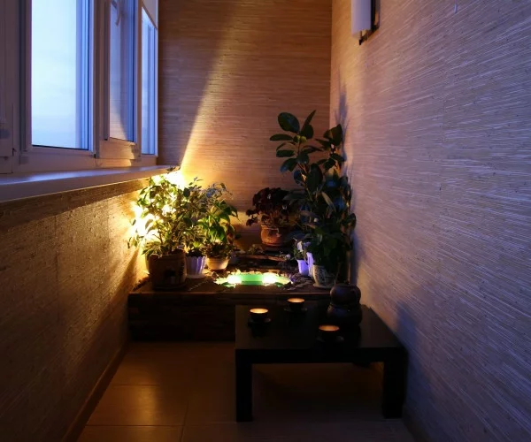 Ideen für kreative integrierte Beleuchtung auf dem kleinen Balkon niedriger Tisch darauf Blumentöpfe arrangiert 