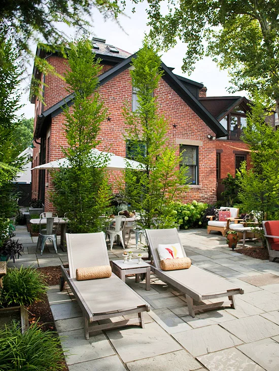 patio landschaft ideen beton liegestuhl auflagen beige sonnenschirm