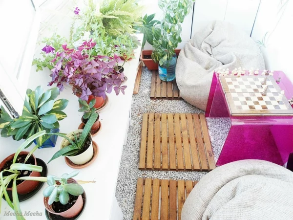 pflanzen für balkon hängen rosa zen holzplatten