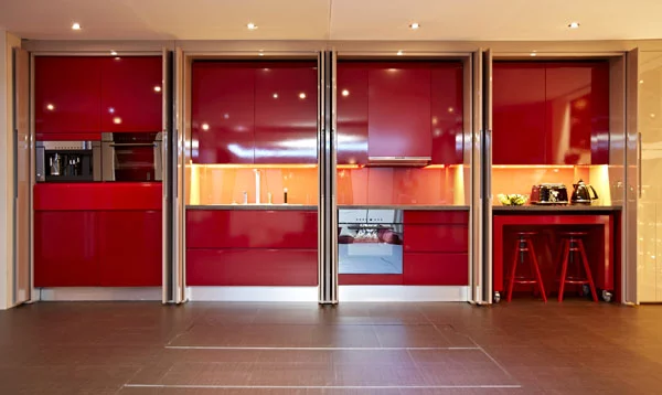 stadtmitte appartement yo home platzsparend küche rot versteckt