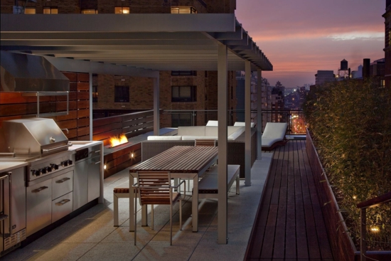 coole terrassenüberdachung küche essbereich sofa wohnecke liegen