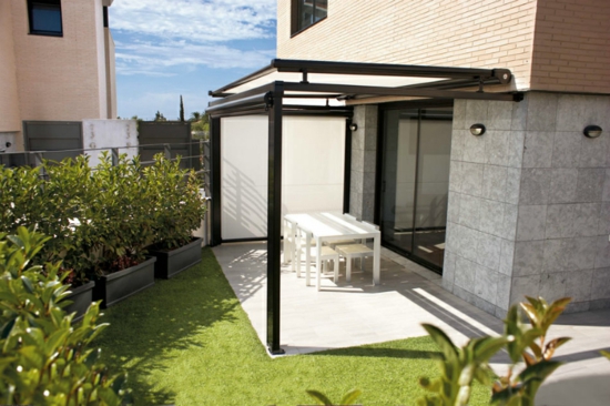 coole terrassenüberdachung veranda schutz essbereich blumen gras