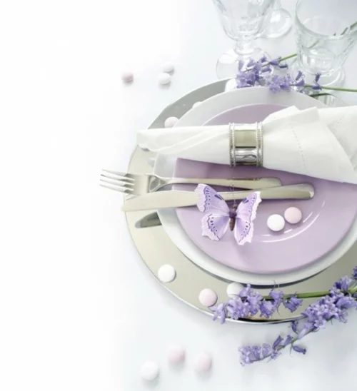 Tisch Deko Ideen zum Muttertag lila schmetterlinge