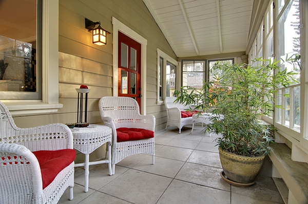 veranda design ideen holz tisch rot weiß rattan