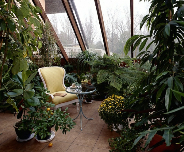 Balkon oder Terrasse Wintergarten aus Glas sitzecke holz möbel dach