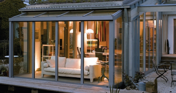 Balkon oder Terrasse Wintergarten aus Glas sitzecke holz möbel design