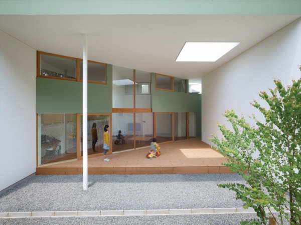 Minimalistisches Architekten Haus außenbereich holz bodenbelag