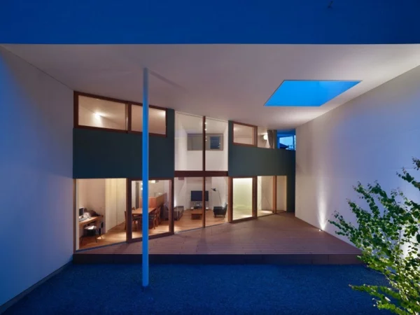 Minimalistisches Architekten Haus blau beleuchtung